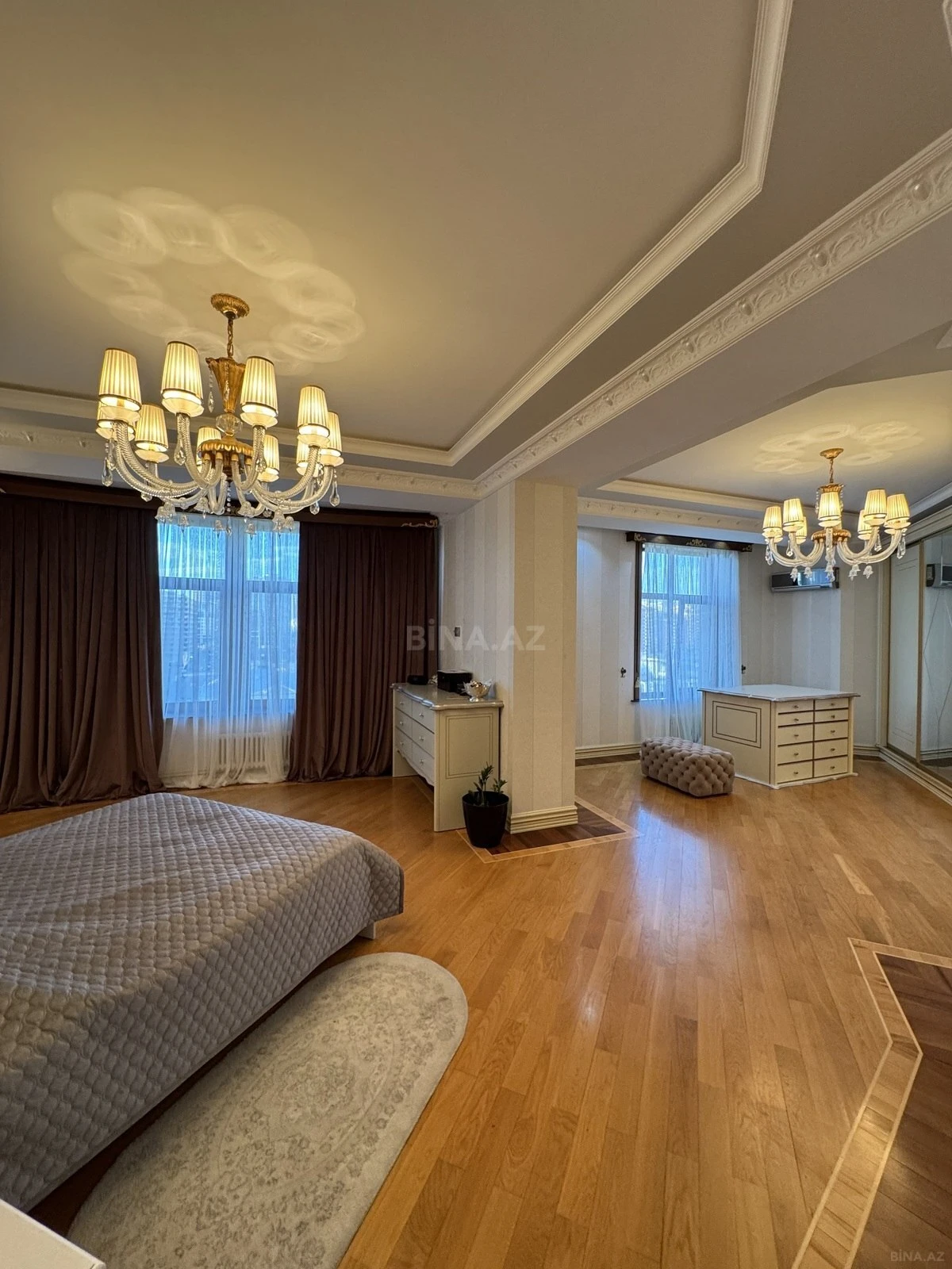 Satılır 4 otaqlı mənzil 285 m²