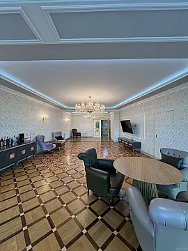 Satılır 4 otaqlı mənzil 285 m²