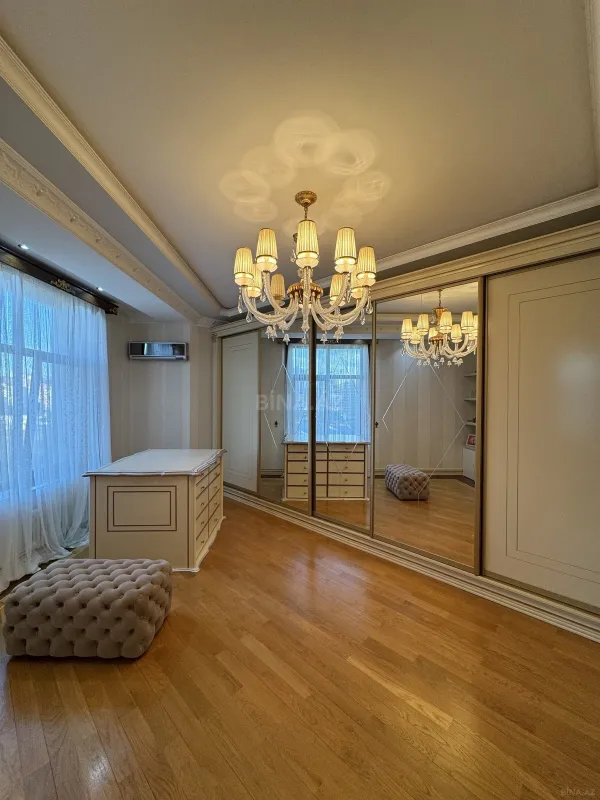 Satılır 4 otaqlı mənzil 285 m²