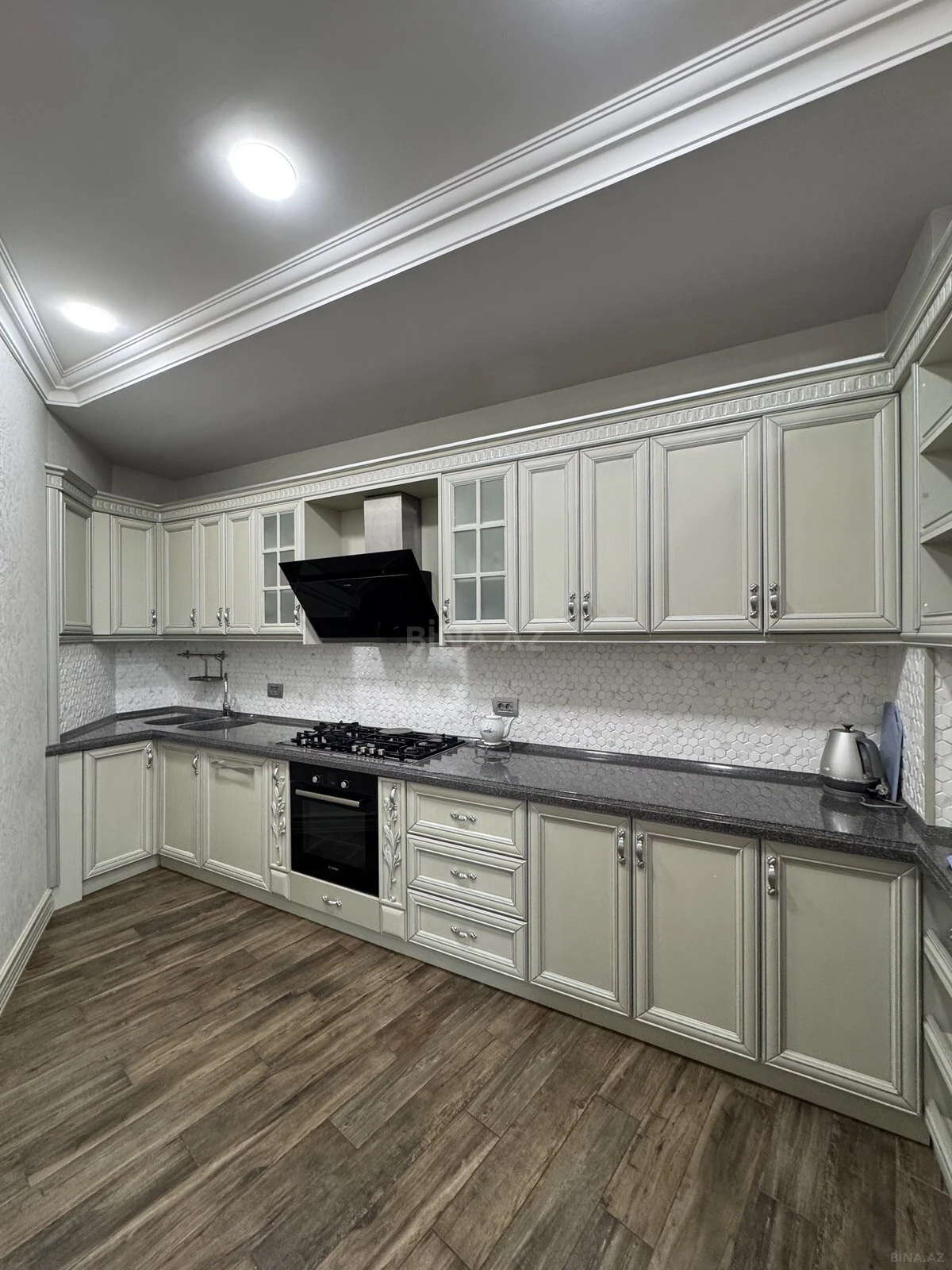 Satılır 4 otaqlı mənzil 285 m²