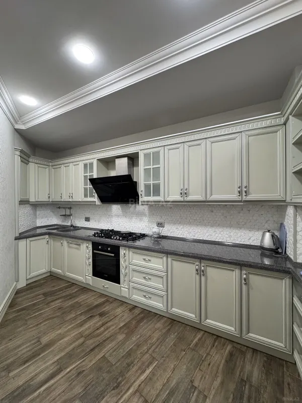 Satılır 4 otaqlı mənzil 285 m²