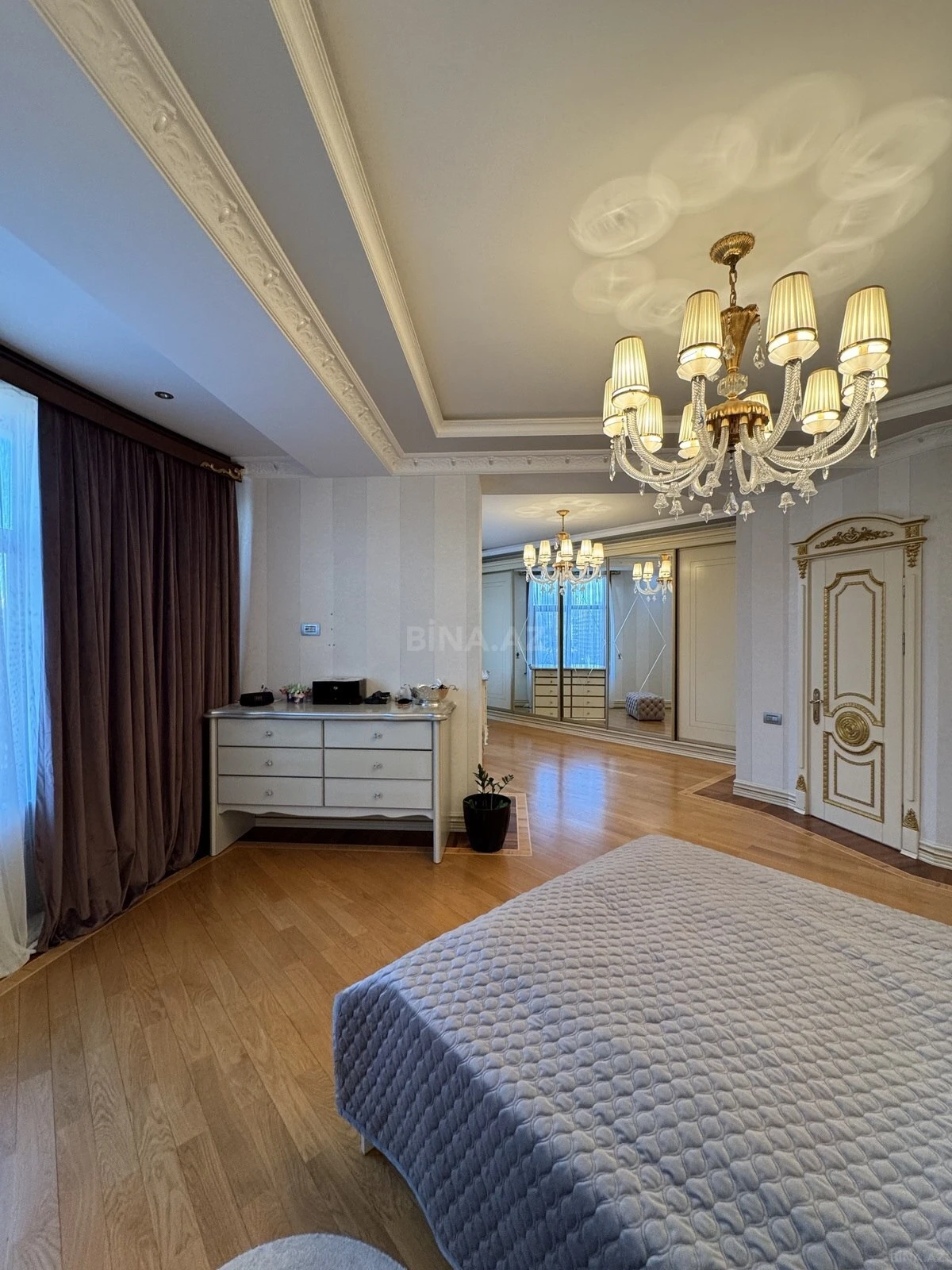 Satılır 4 otaqlı mənzil 285 m²