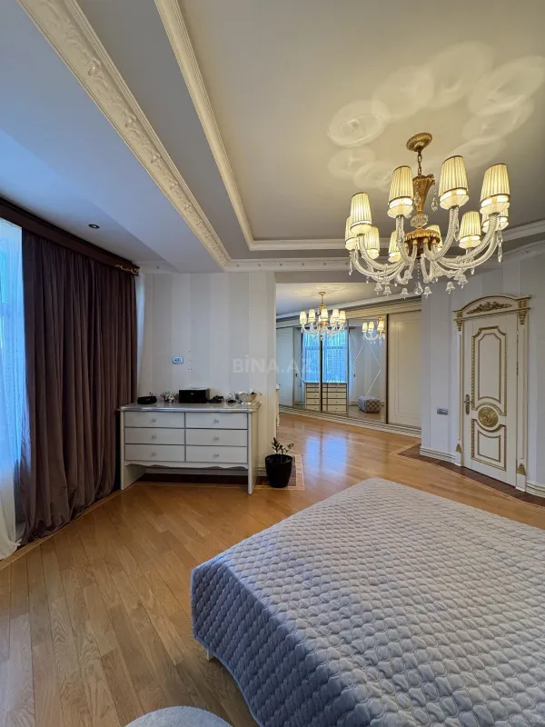 Satılır 4 otaqlı mənzil 285 m²