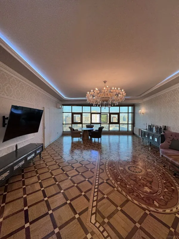 Satılır 4 otaqlı mənzil 285 m²