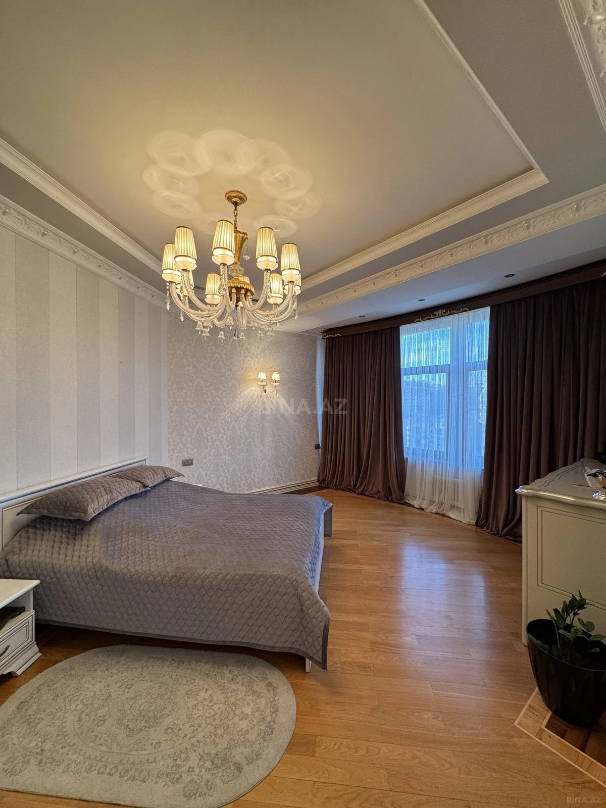 Satılır 4 otaqlı mənzil 285 m²