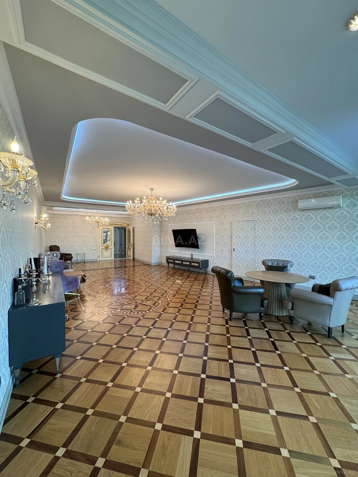 Satılır 4 otaqlı mənzil 285 m²