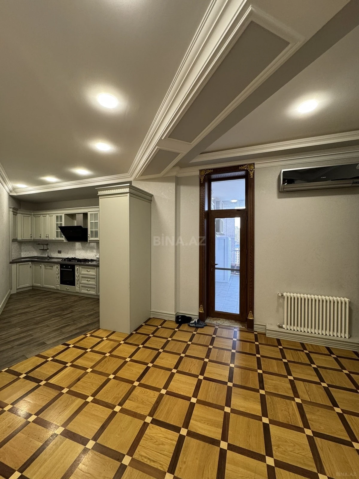 Satılır 4 otaqlı mənzil 285 m²