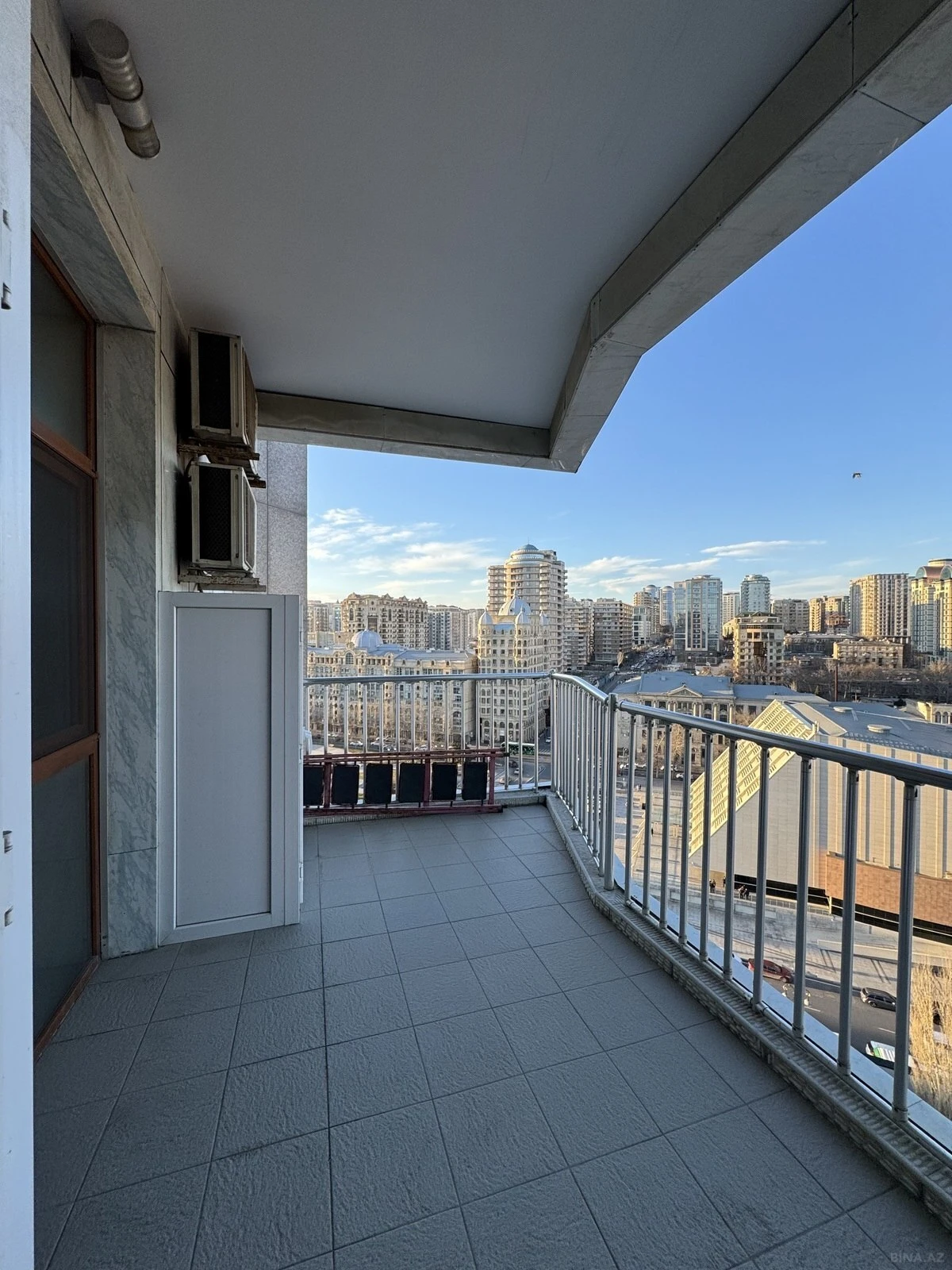 Satılır 4 otaqlı mənzil 285 m²
