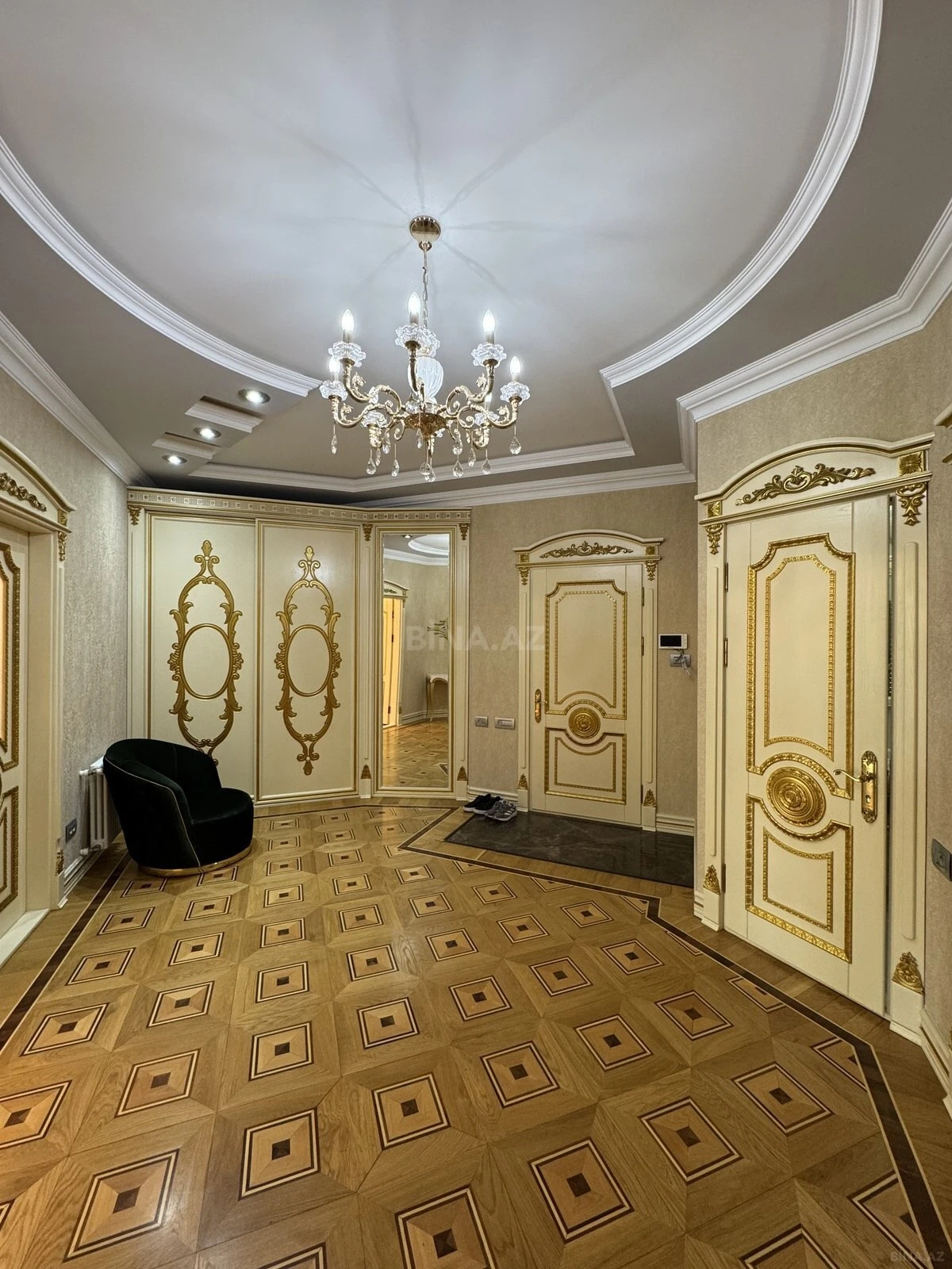 Satılır 4 otaqlı mənzil 285 m²