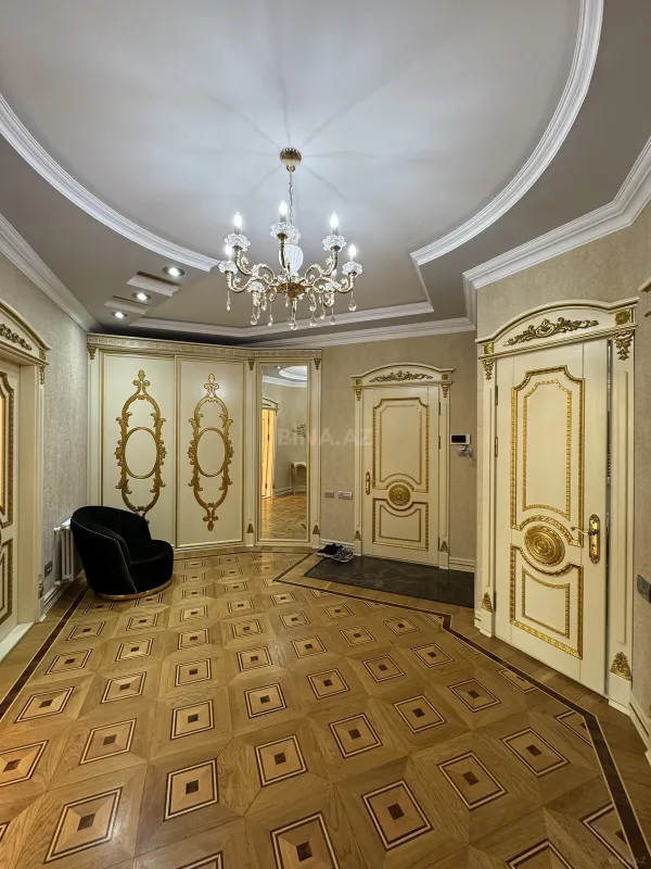 Satılır 4 otaqlı mənzil 285 m²