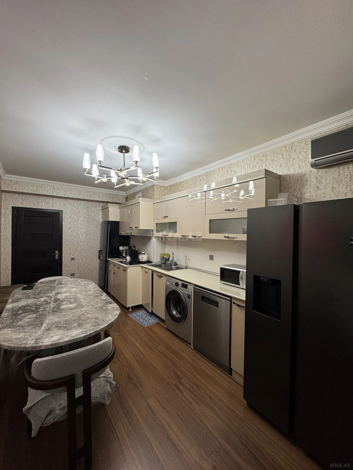 Satılır 3 otaqlı mənzil 150.5 m²
