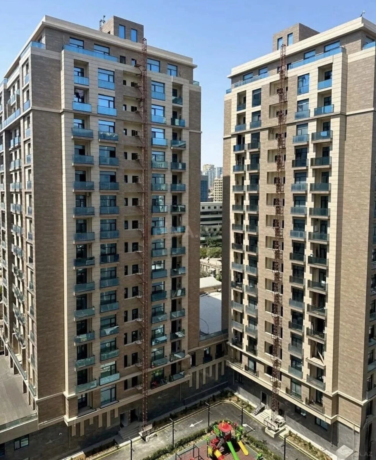 Satılır 3 otaqlı mənzil 118 m²