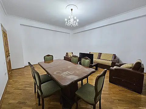 Kirayə verilir 3 otaqlı mənzil 180 m²