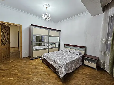 Kirayə verilir 3 otaqlı mənzil 180 m²