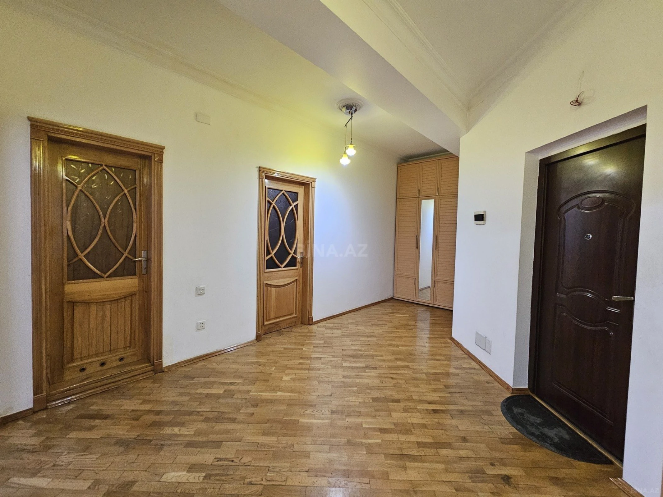 Kirayə verilir 3 otaqlı mənzil 180 m²