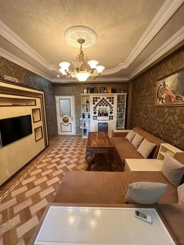 Satılır 4 otaqlı mənzil 192 m²