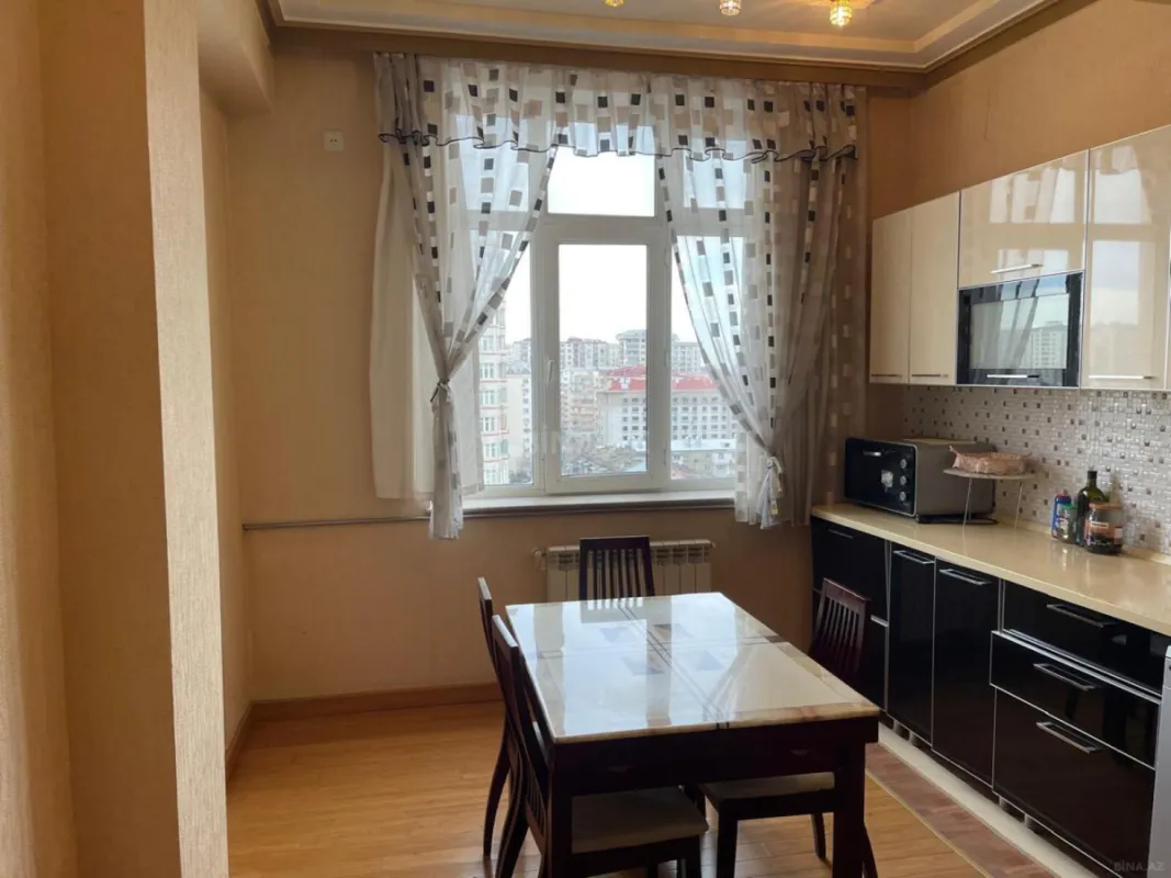 Kirayə verilir 3 otaqlı mənzil 153 m²