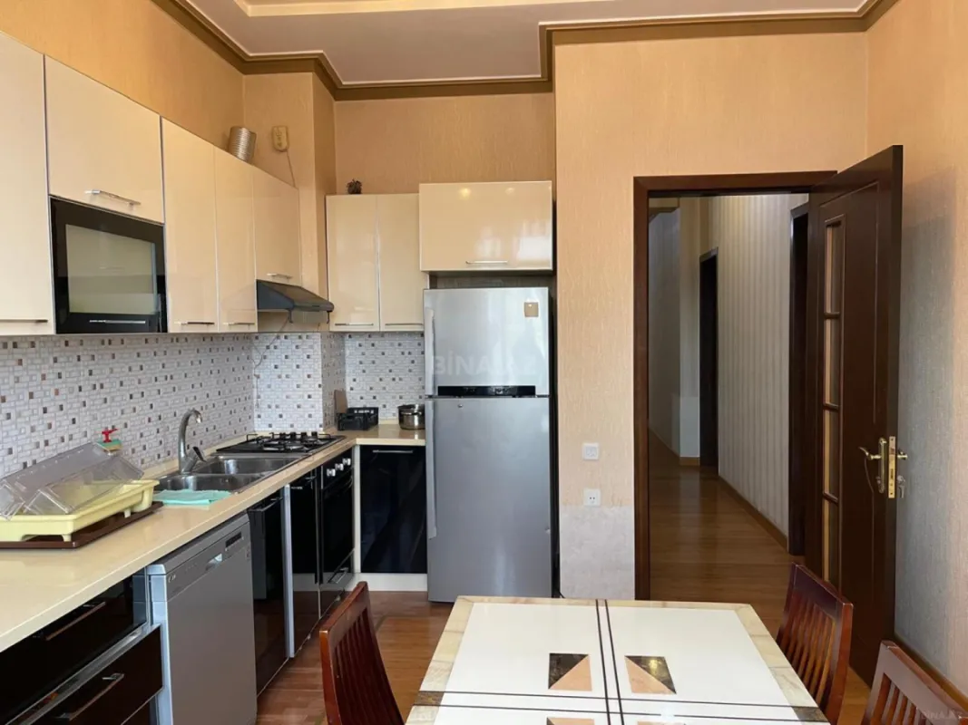 Kirayə verilir 3 otaqlı mənzil 153 m²