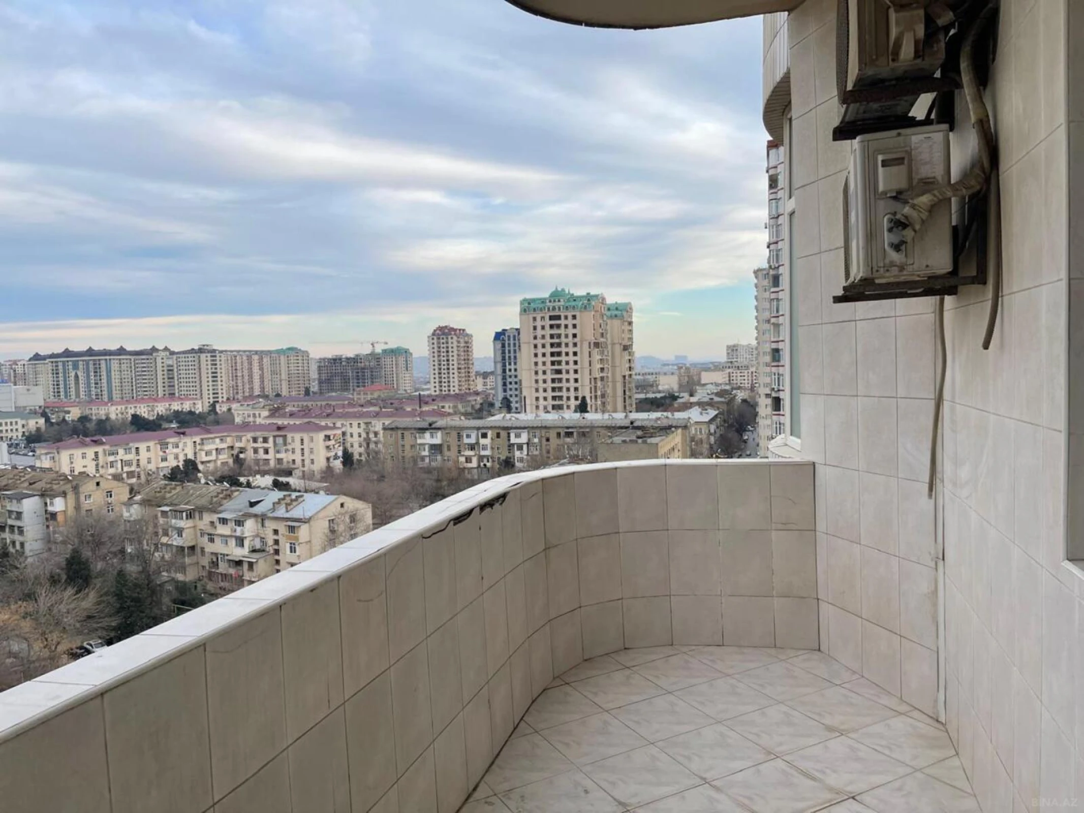 Kirayə verilir 3 otaqlı mənzil 153 m²