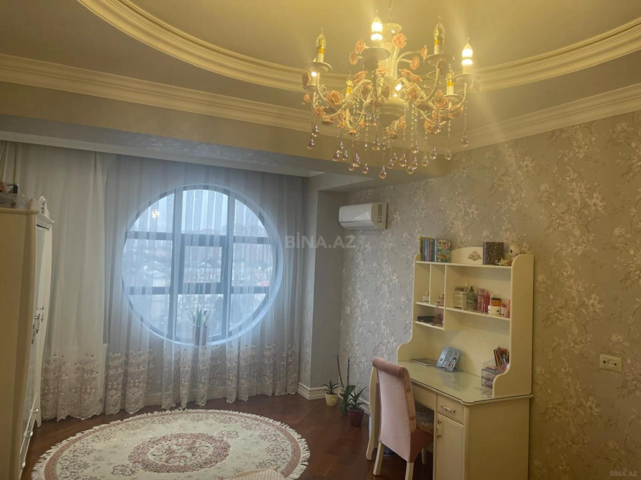 Satılır 5 otaqlı mənzil 300 m²