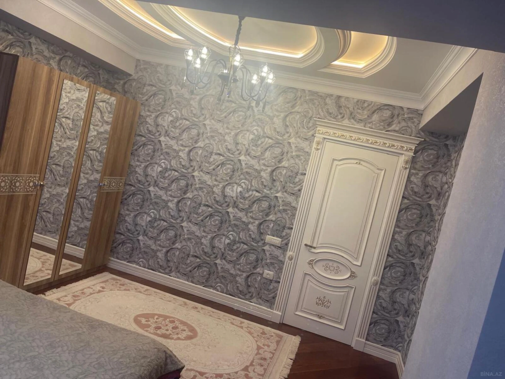 Satılır 5 otaqlı mənzil 300 m²