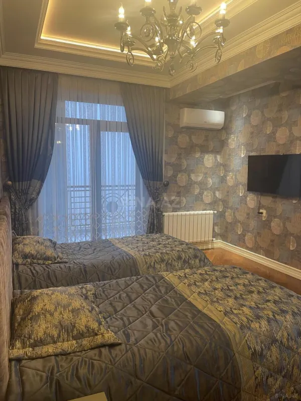 Satılır 5 otaqlı mənzil 300 m²