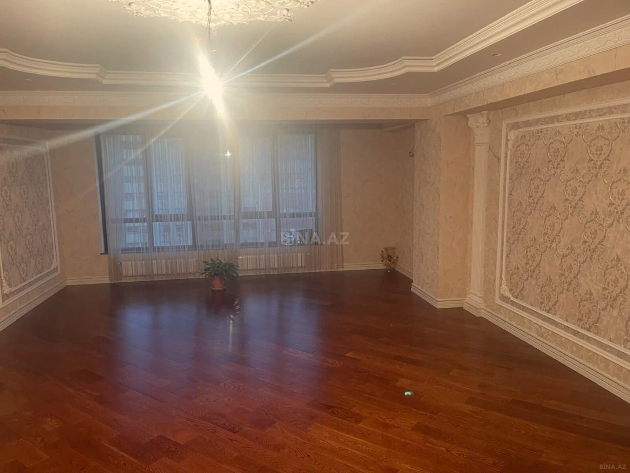 Satılır 5 otaqlı mənzil 300 m²