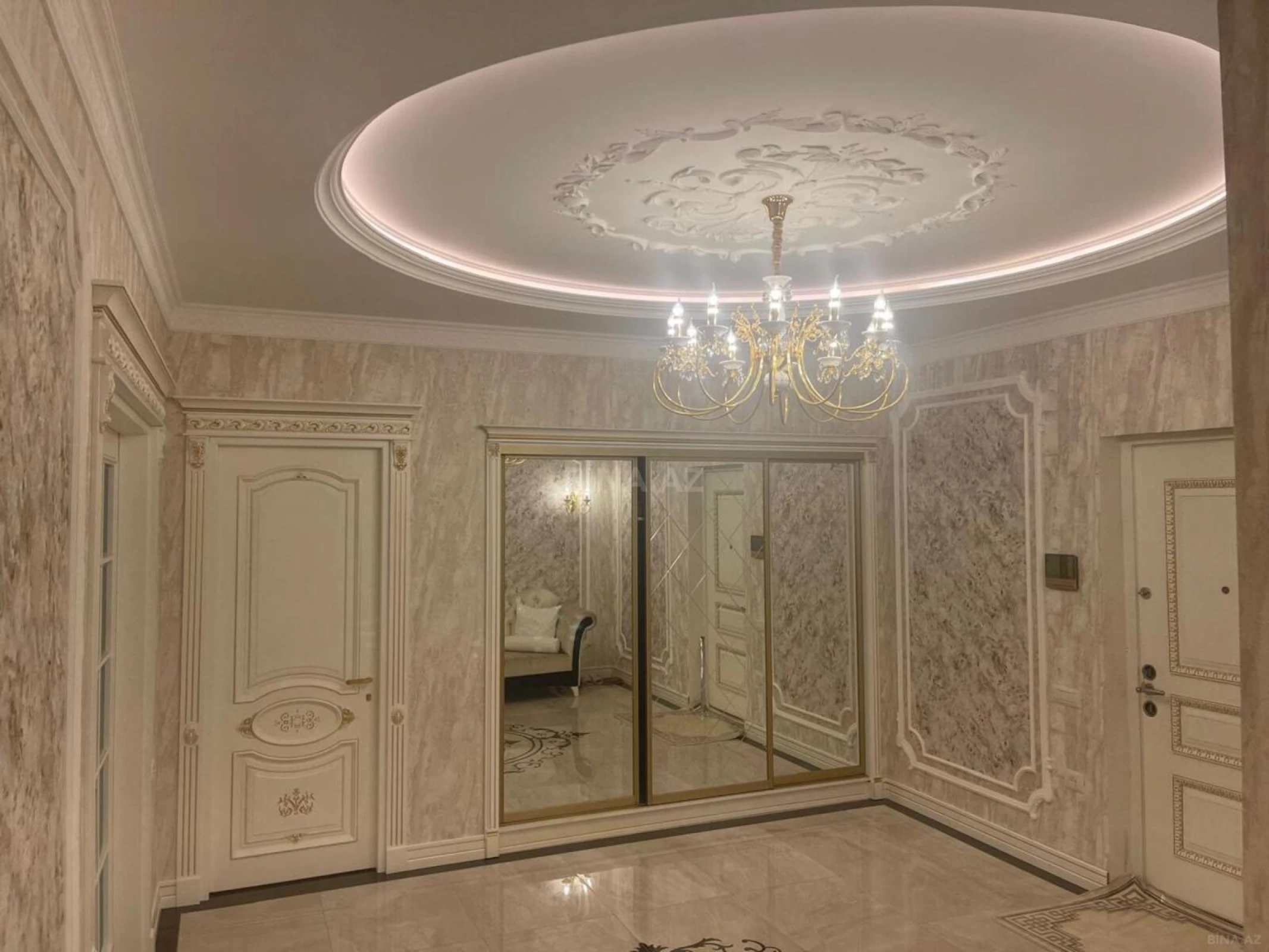 Satılır 5 otaqlı mənzil 300 m²