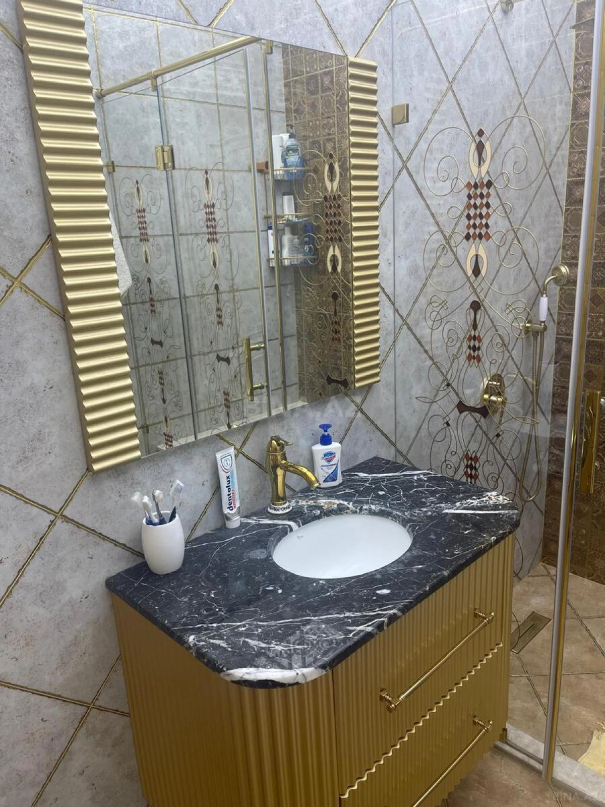 Satılır 5 otaqlı mənzil 300 m²