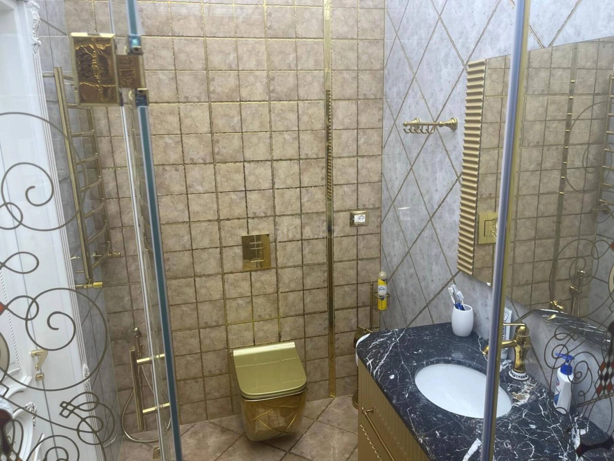 Satılır 5 otaqlı mənzil 300 m²