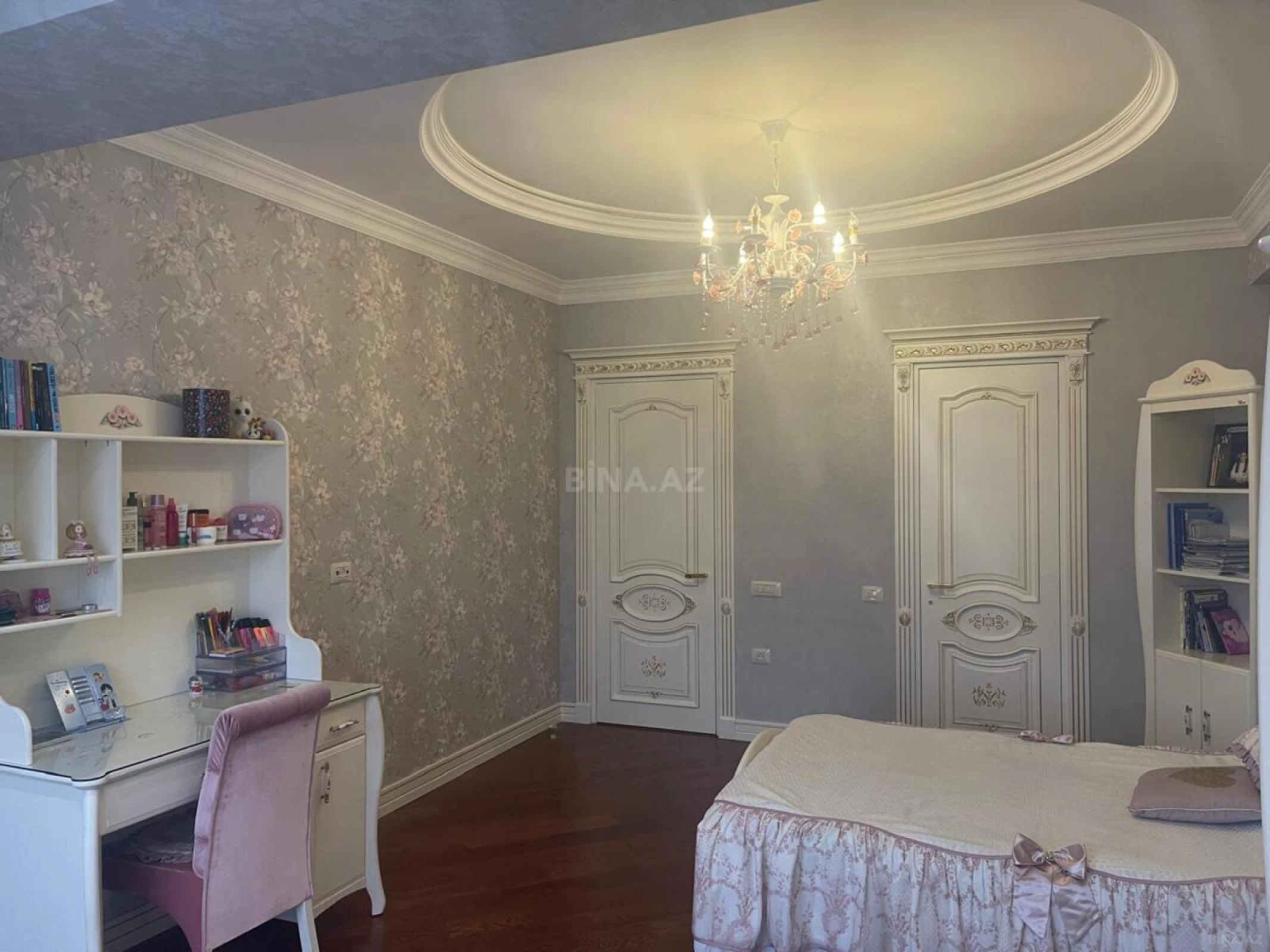 Satılır 5 otaqlı mənzil 300 m²