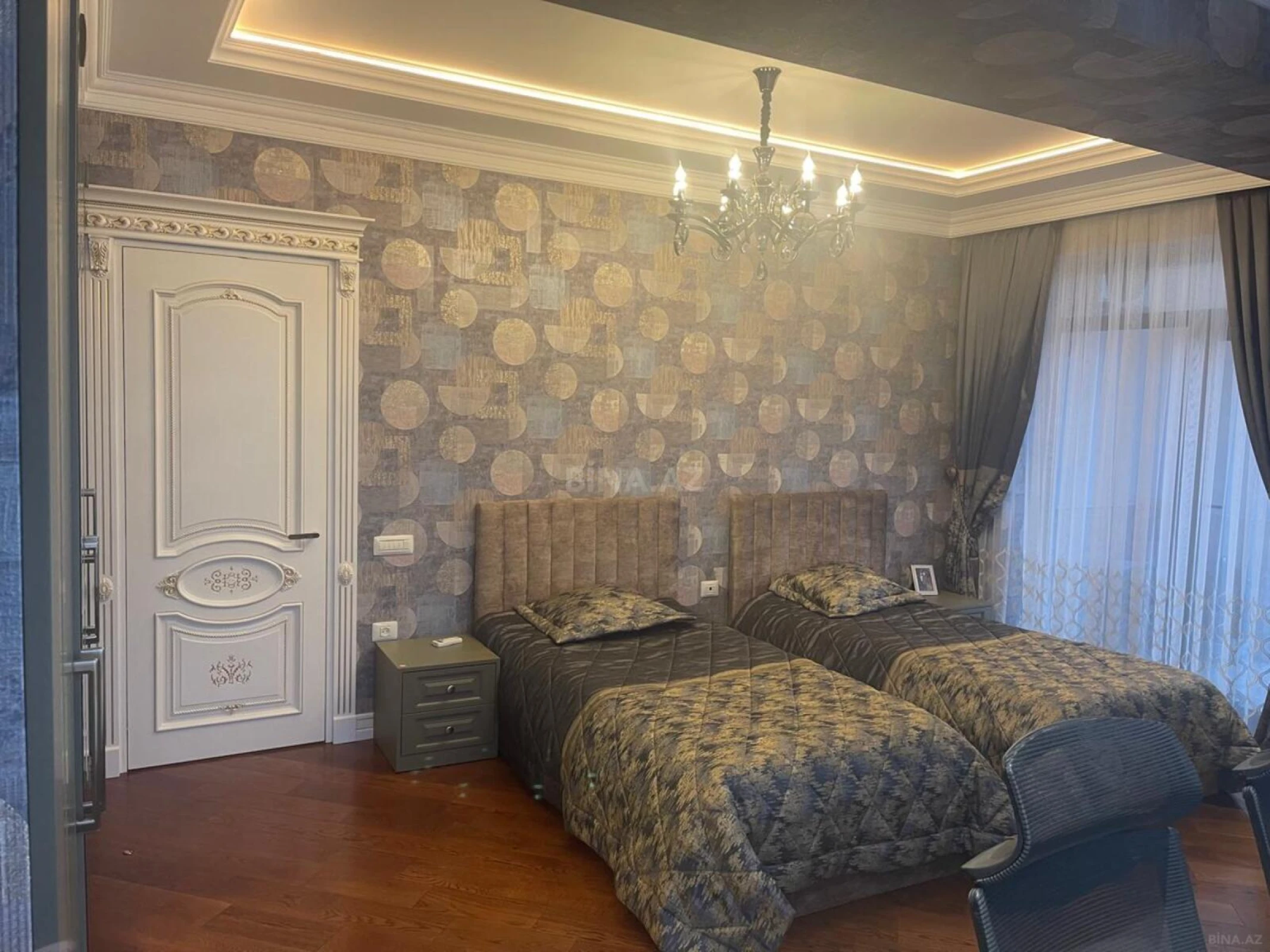 Satılır 5 otaqlı mənzil 300 m²