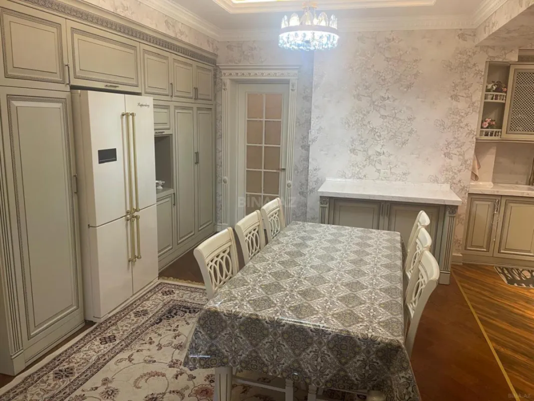 Satılır 5 otaqlı mənzil 300 m²