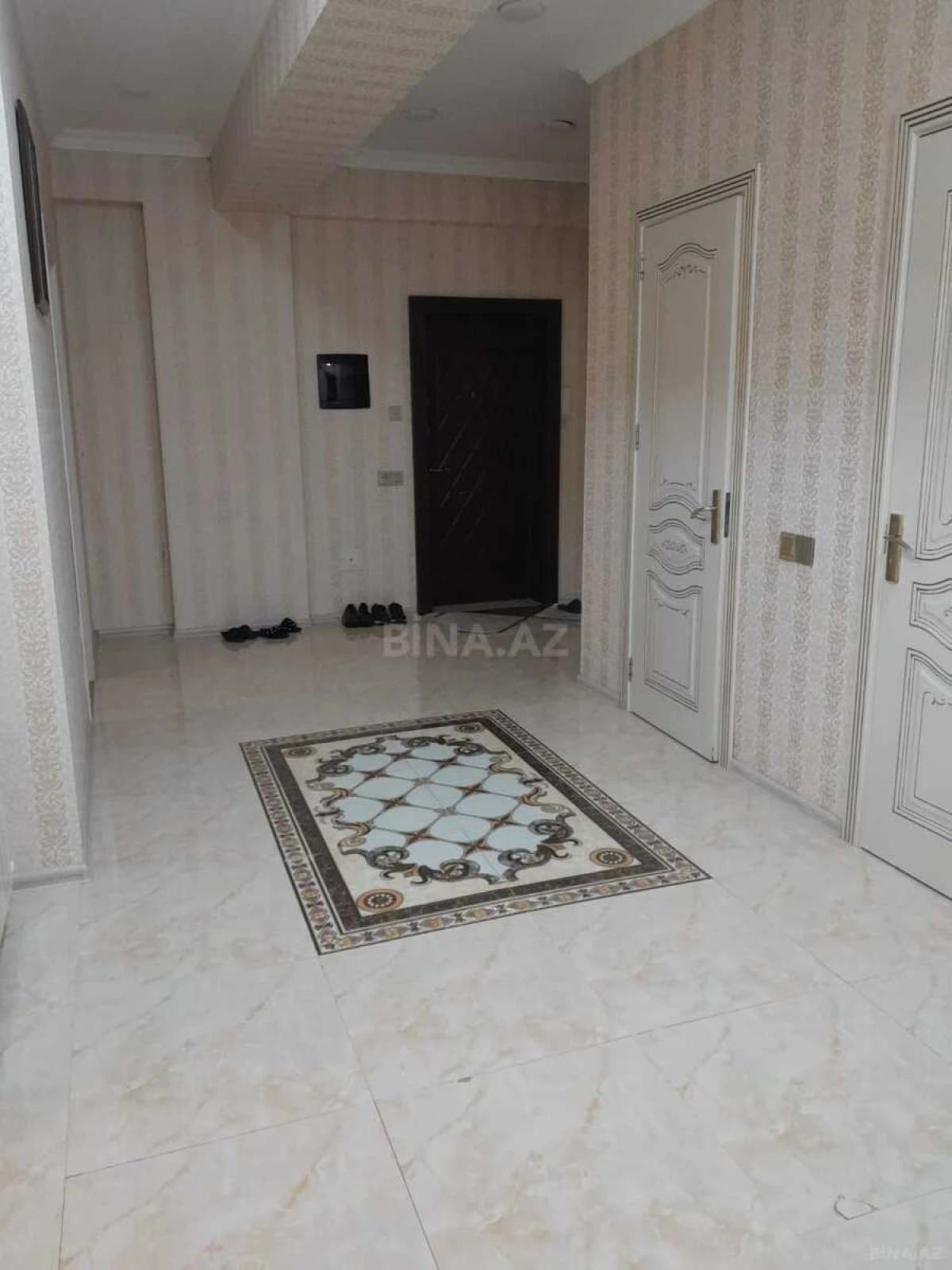 Satılır 3 otaqlı mənzil 132 m²