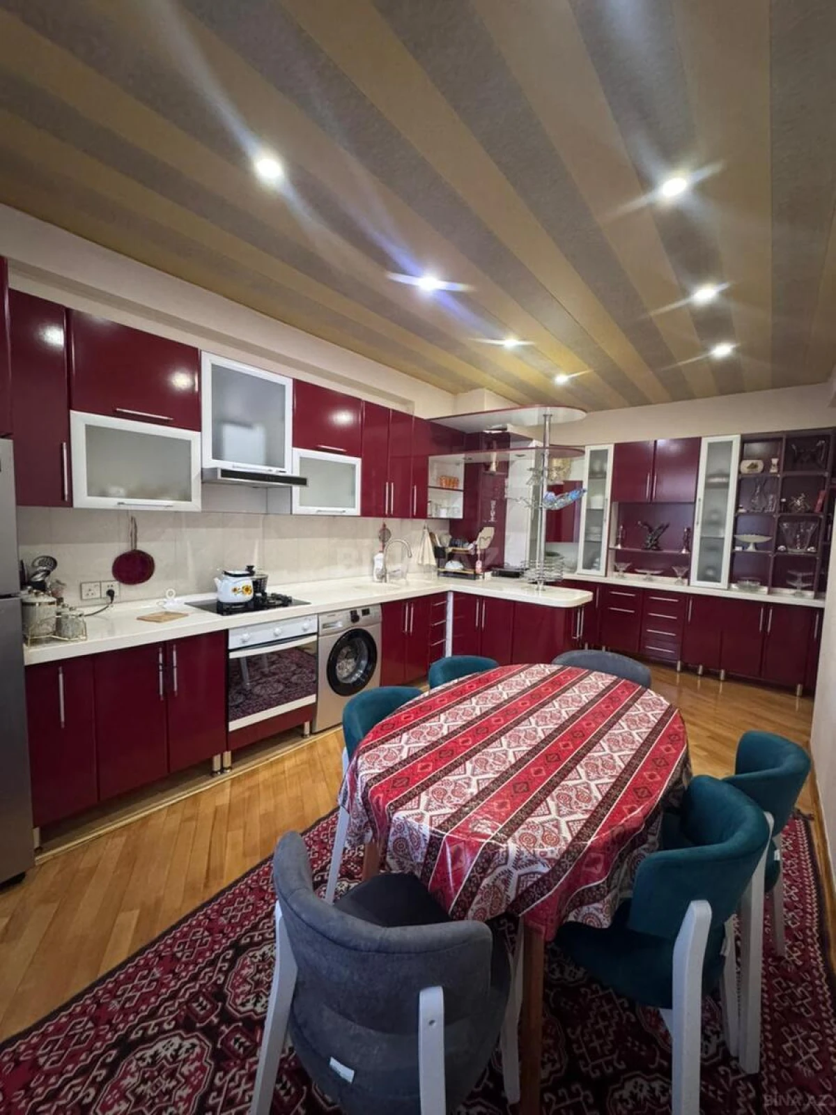 Satılır 3 otaqlı mənzil 136 m²