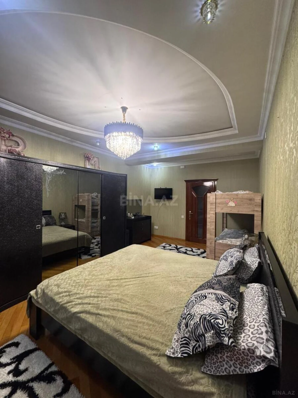 Satılır 3 otaqlı mənzil 136 m²