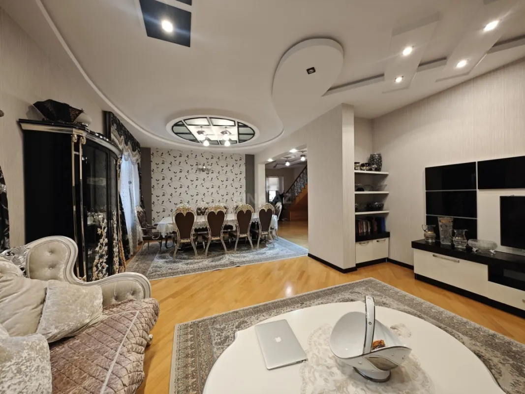 Satılır 6 otaqlı həyət evi 220 m²