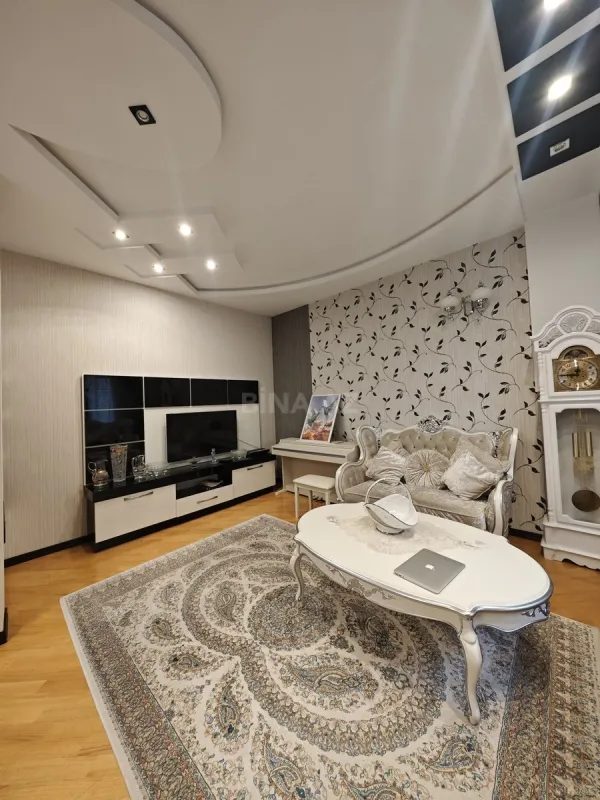 Satılır 6 otaqlı həyət evi 220 m²