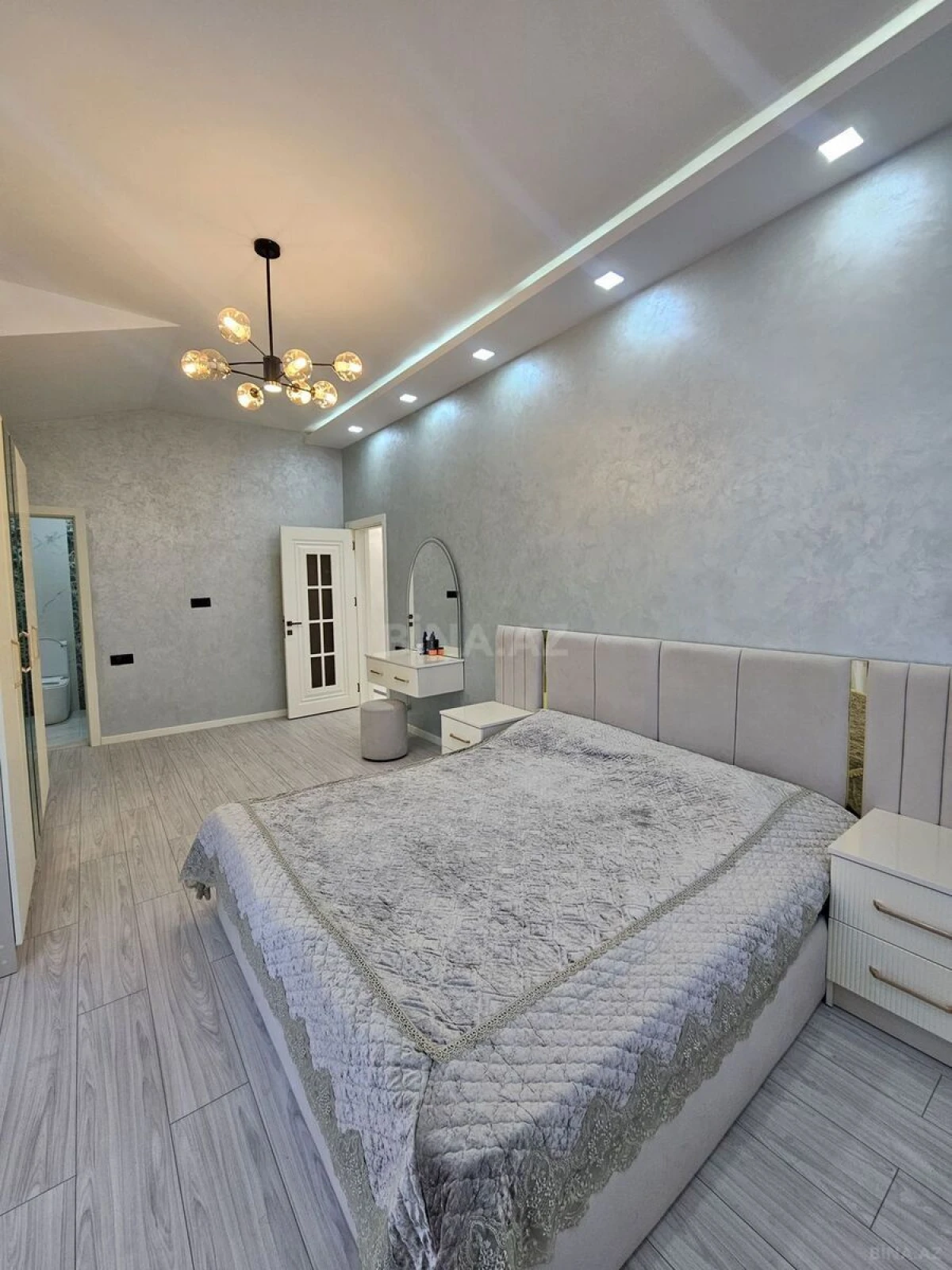 Kirayə verilir 4 otaqlı mənzil 200 m²