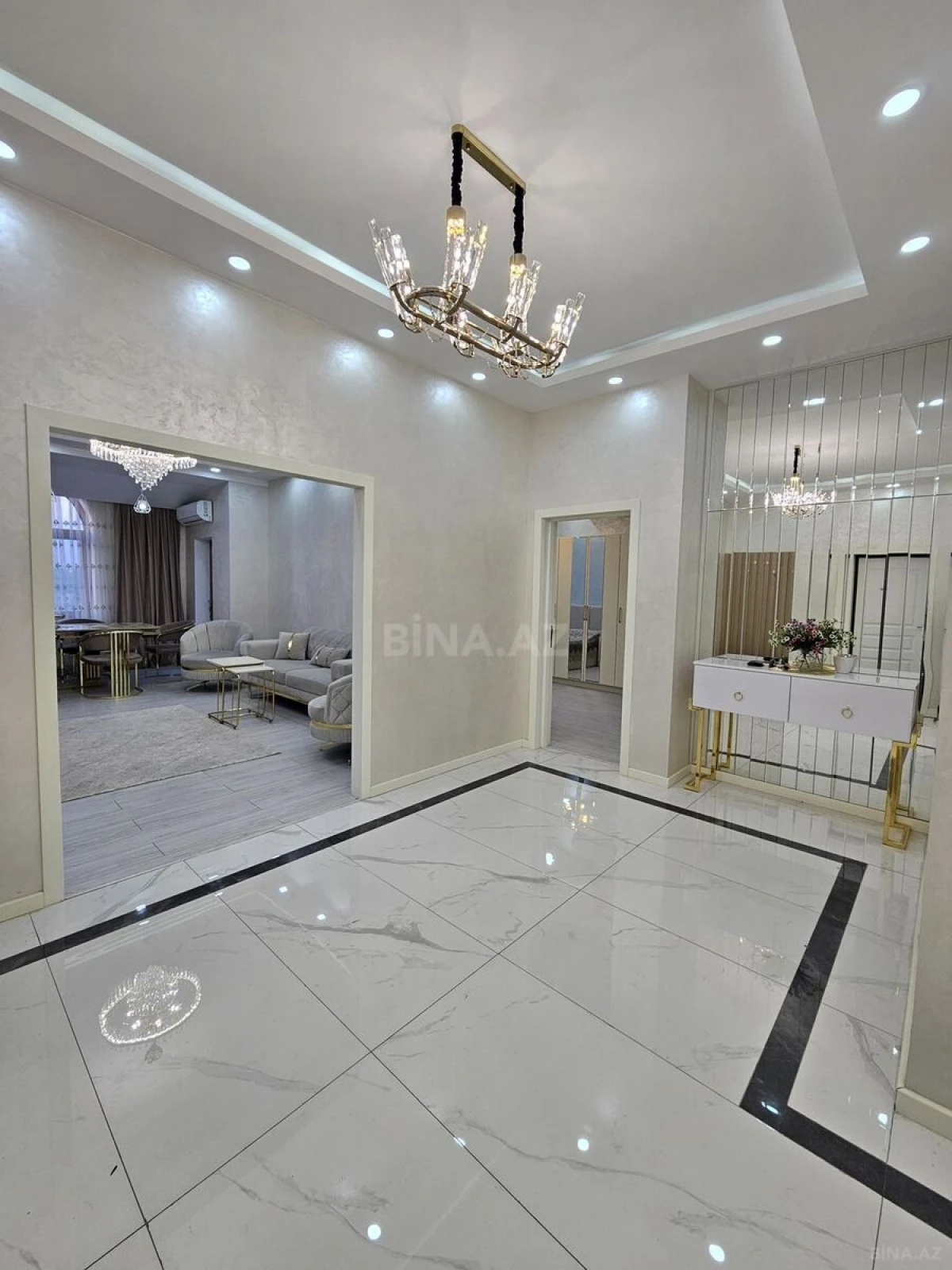 Kirayə verilir 4 otaqlı mənzil 200 m²