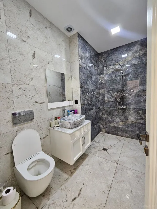Kirayə verilir 4 otaqlı mənzil 200 m²