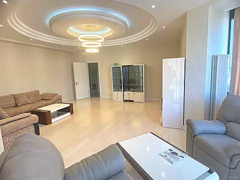 Kirayə verilir 4 otaqlı mənzil 200 m²