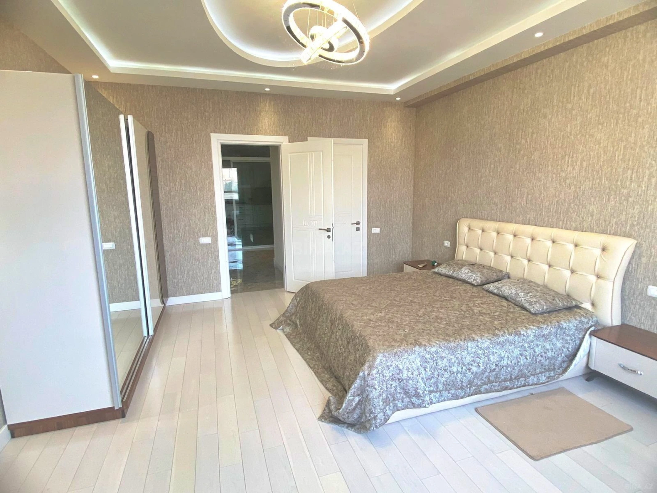 Kirayə verilir 4 otaqlı mənzil 200 m²
