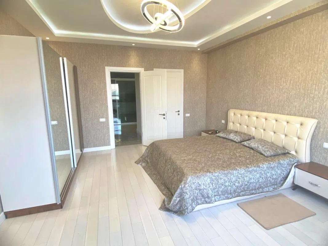 Kirayə verilir 4 otaqlı mənzil 200 m²