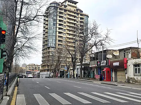 Kirayə verilir 4 otaqlı mənzil 200 m²