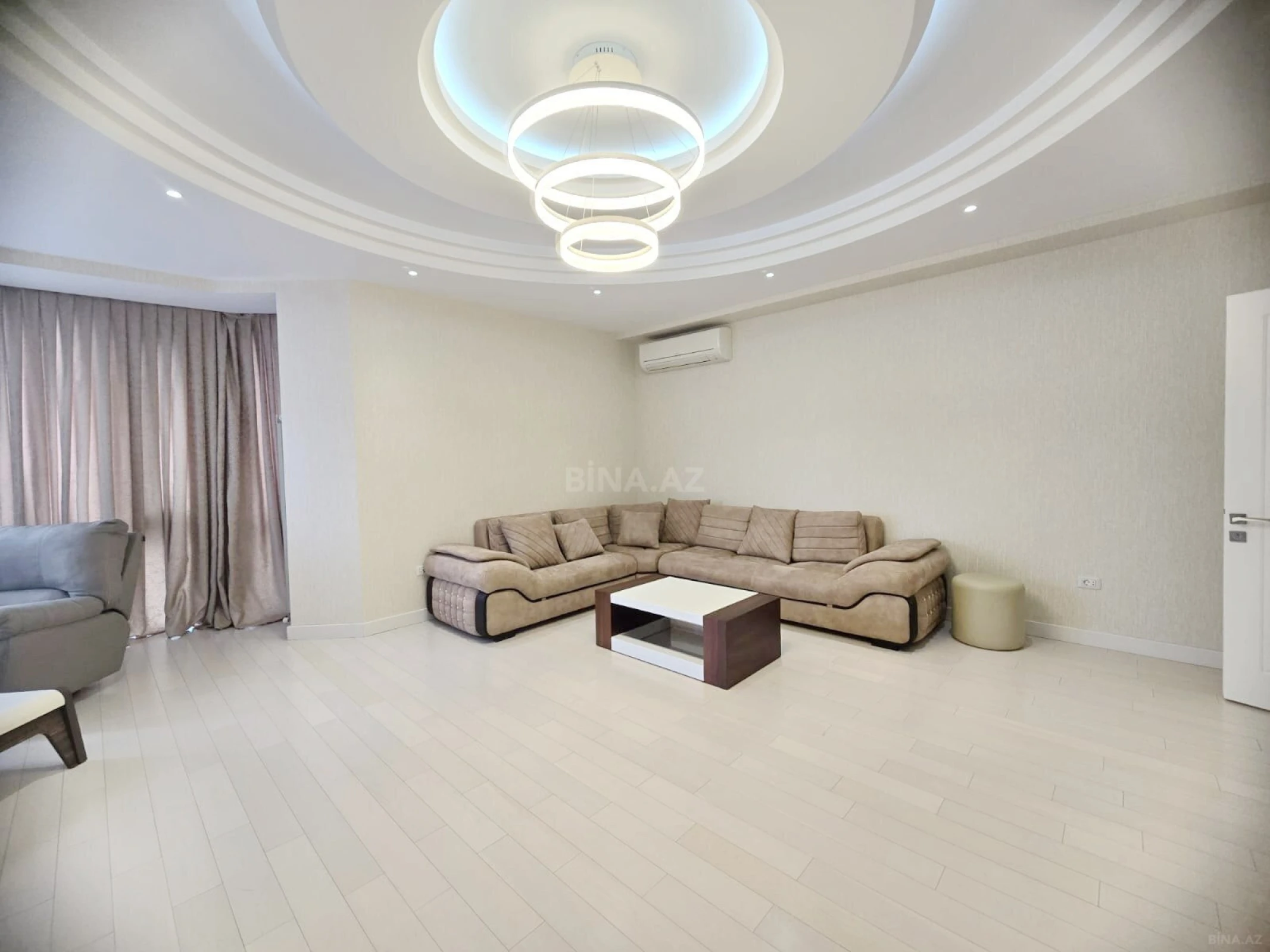 Kirayə verilir 4 otaqlı mənzil 200 m²