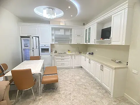 Kirayə verilir 4 otaqlı mənzil 200 m²