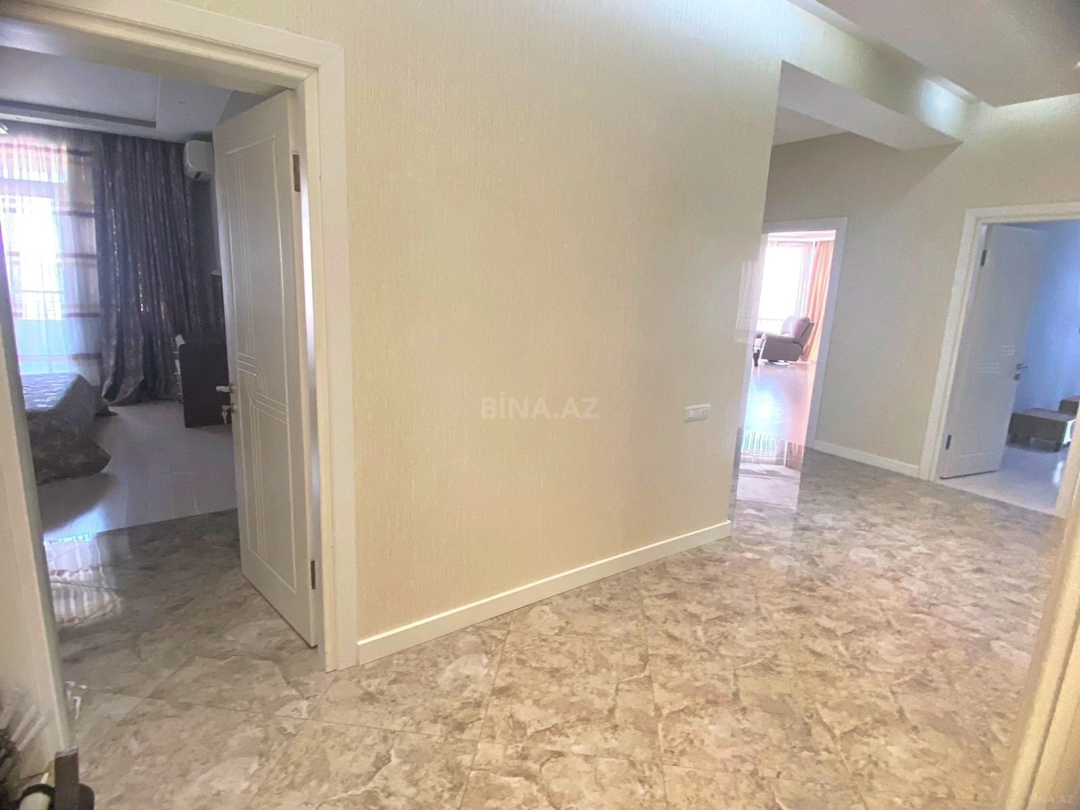 Kirayə verilir 4 otaqlı mənzil 200 m²