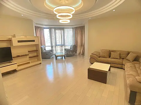 Kirayə verilir 4 otaqlı mənzil 200 m²