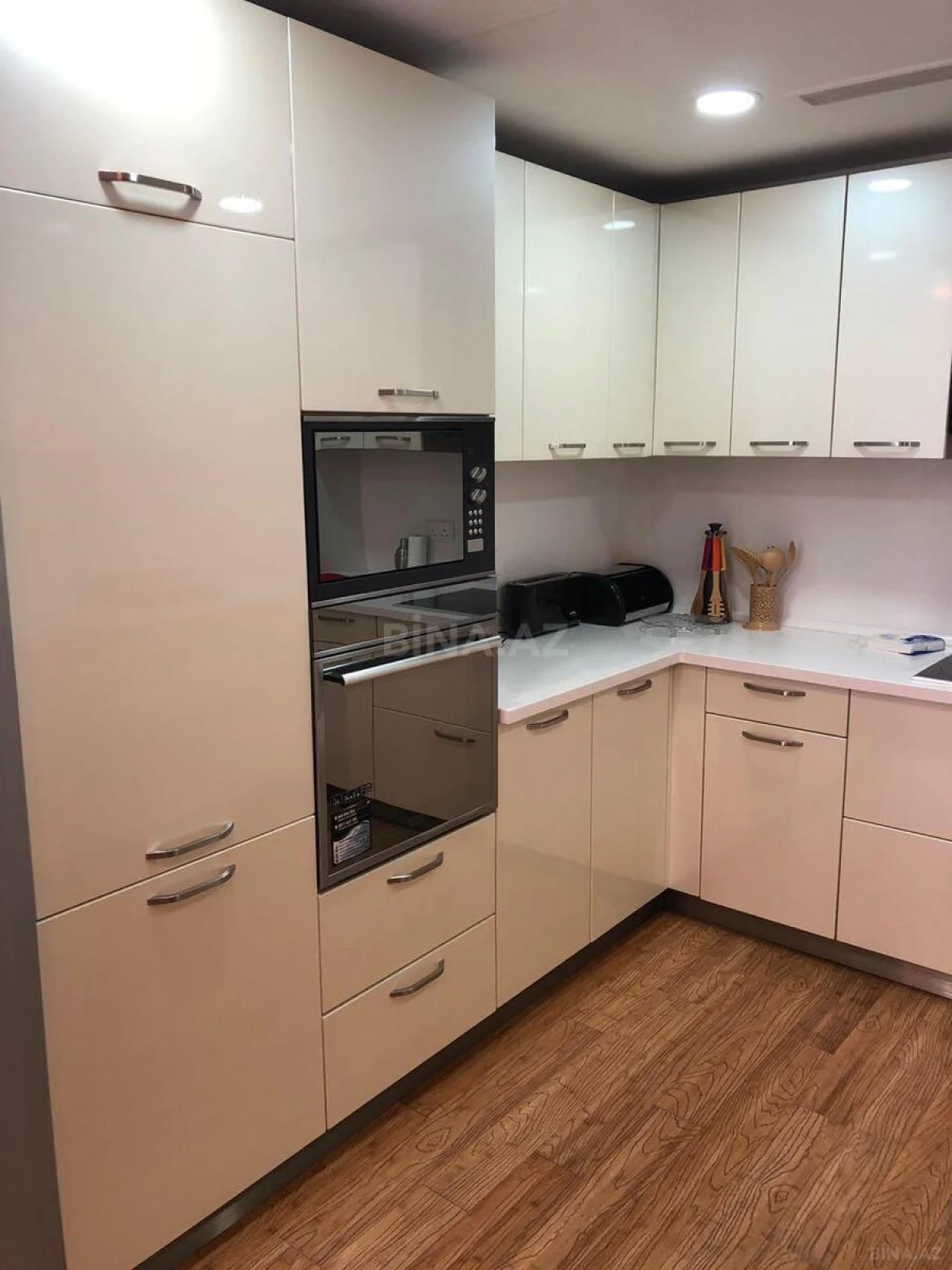 Kirayə verilir 2 otaqlı mənzil 95 m²